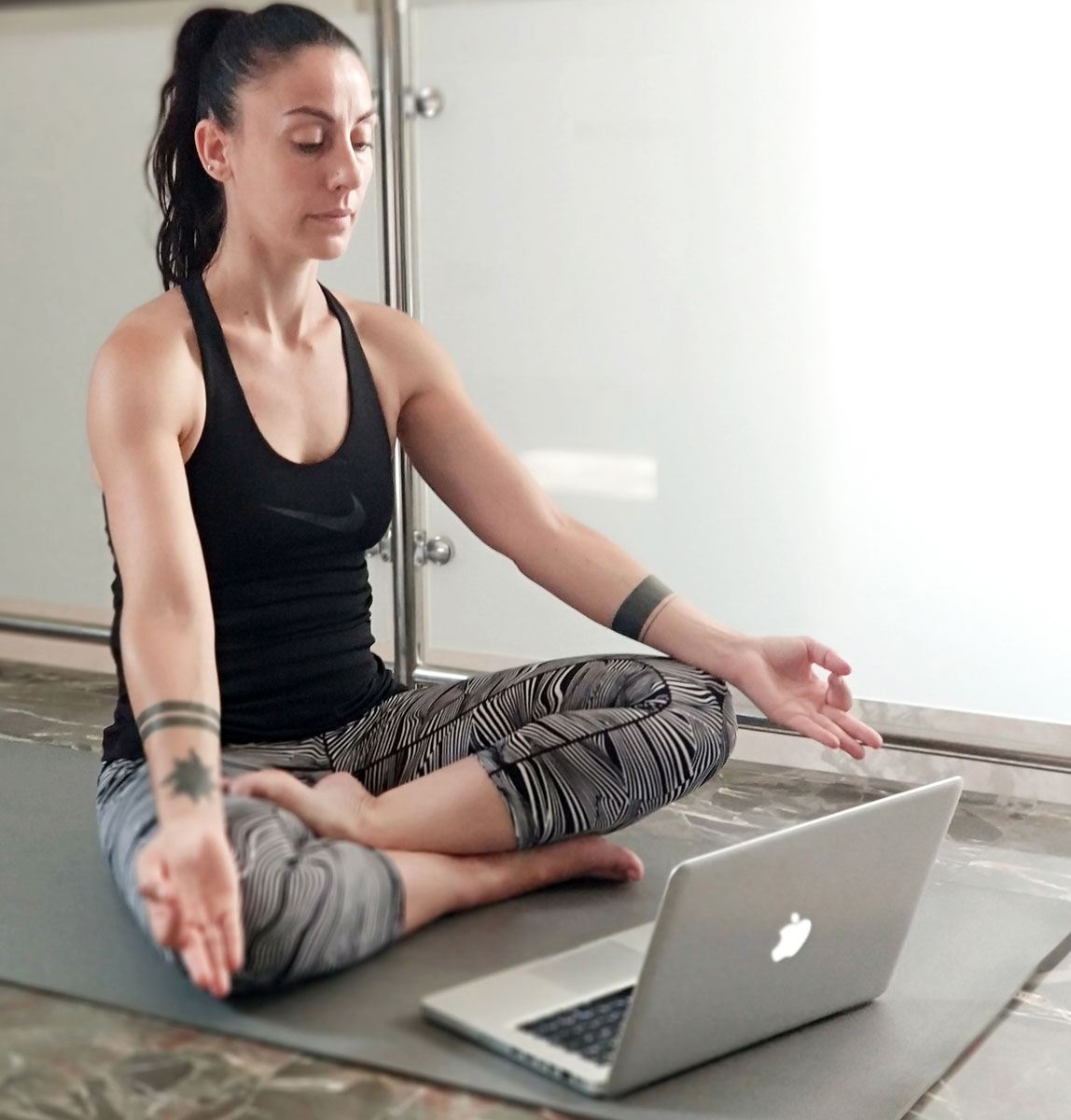 Lee más sobre el artículo Clase 1: Descubriendo la Serenidad: Explorando la Clase Inicial de Yoga